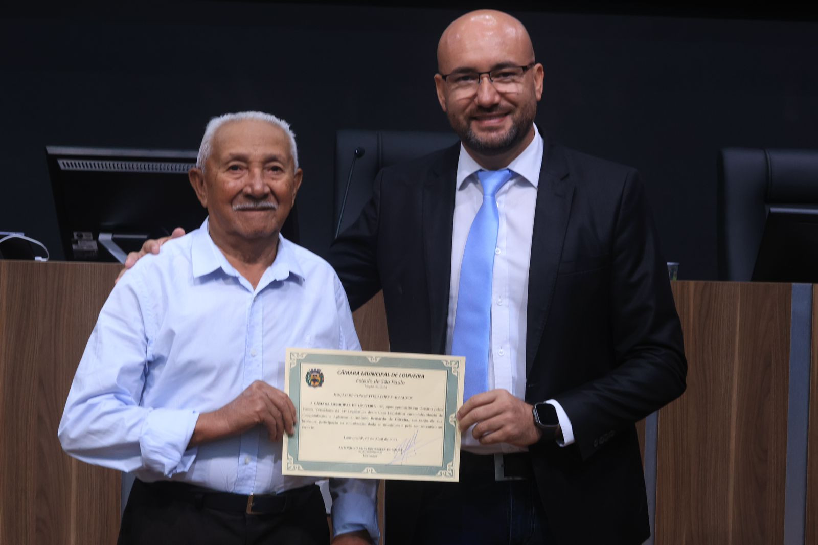 Vereadores reconhecem trabalho e dedicação de Antonio Oliveira