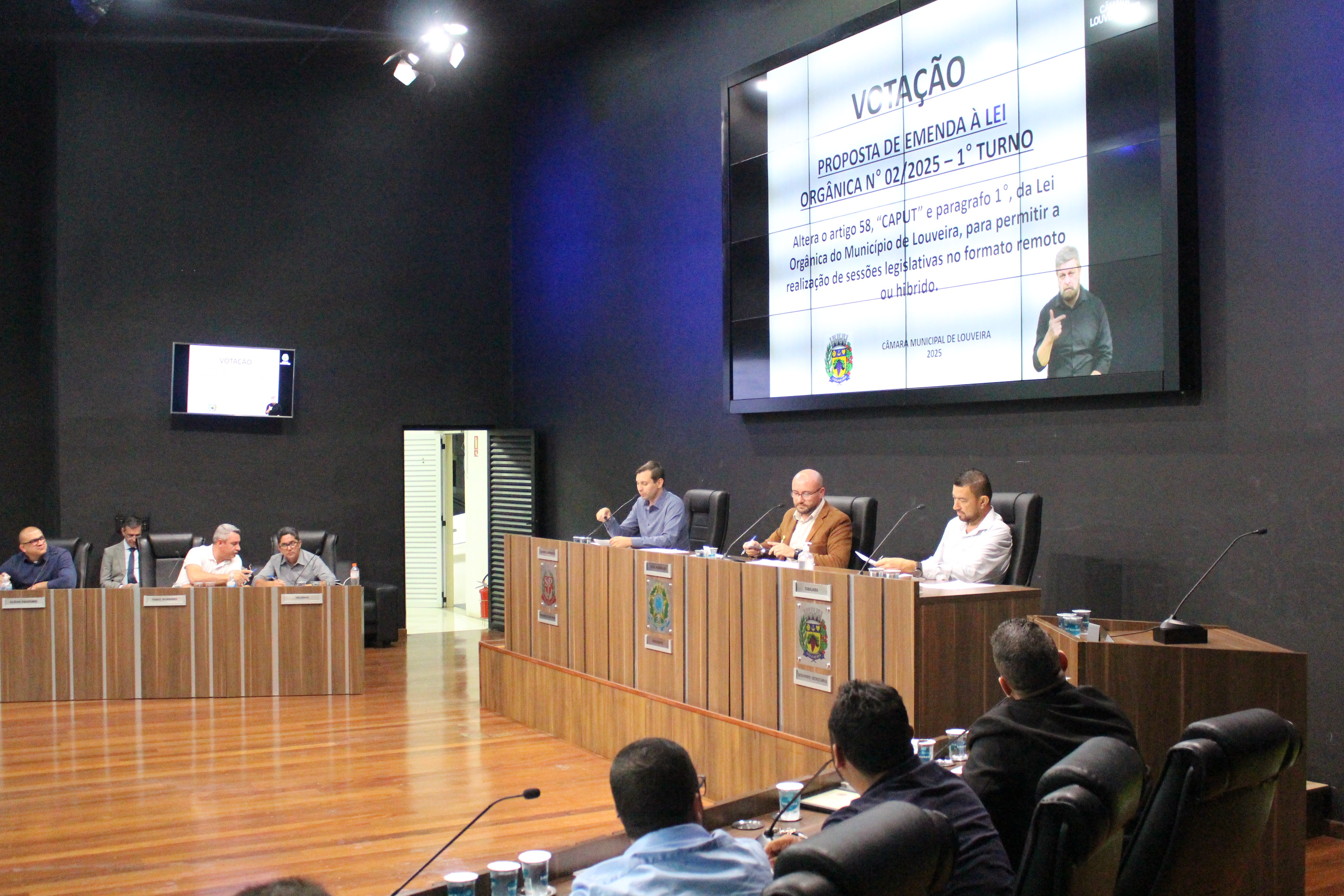 Aprovada, em 1º turno,  emenda que permite sessões remotas