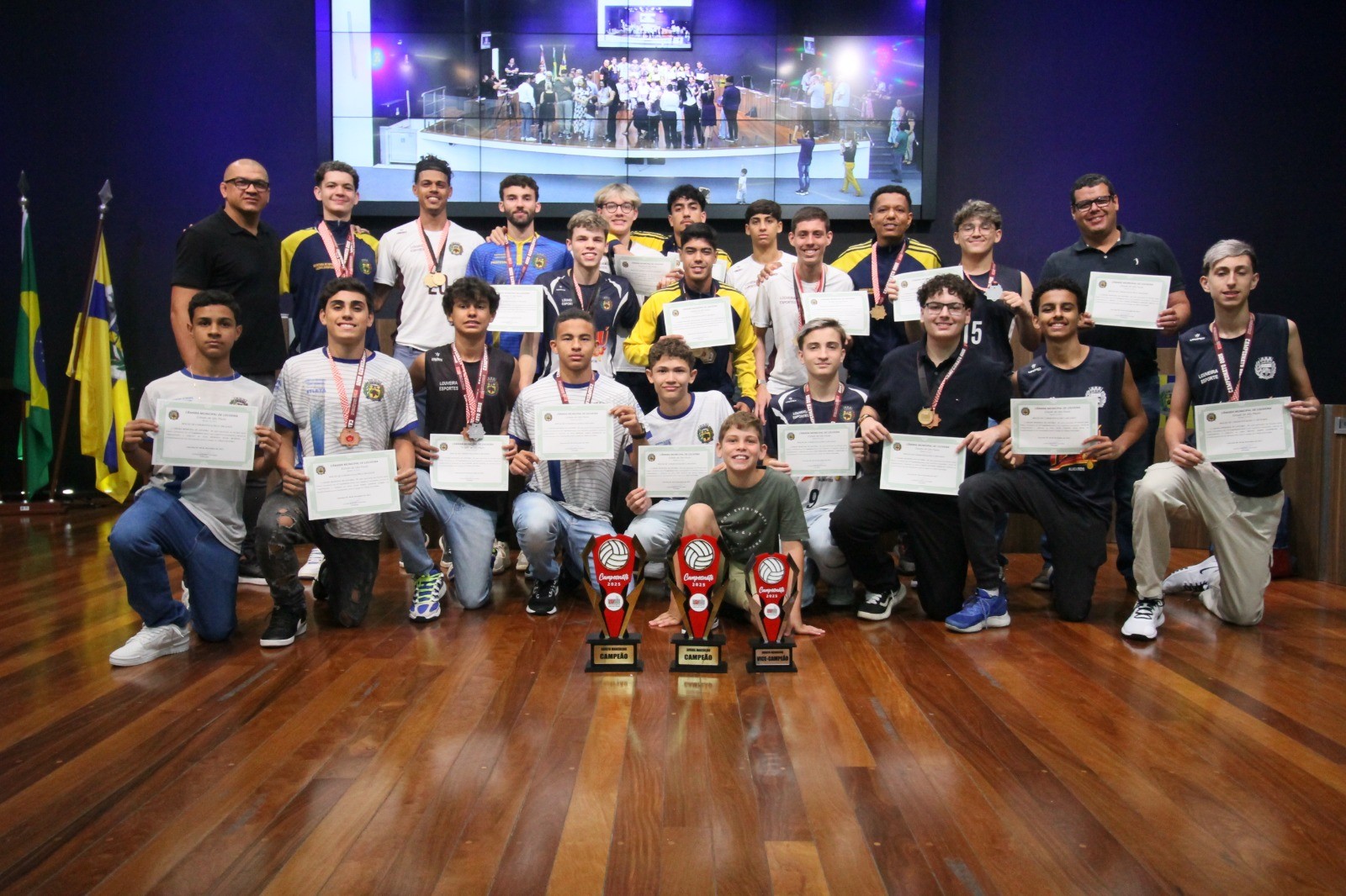 Atletas do vôlei recebem Moção de Aplausos