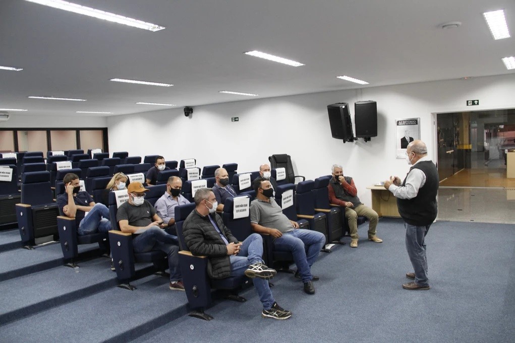 Vereadores participam de reunião sobre revisão do Plano Diretor de Turismo