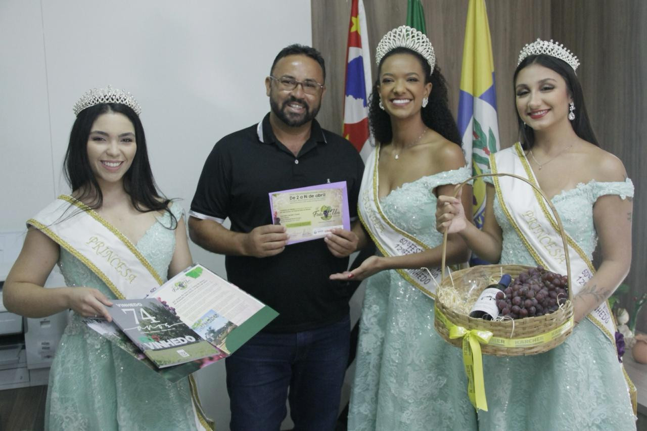 Câmara de Louveira recebe visita da Corte da Uva de Vinhedo