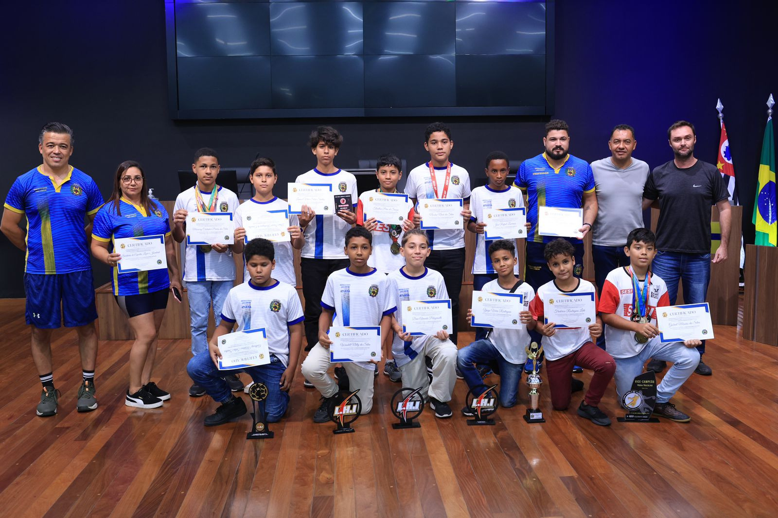 Jogadores de handebol de Louveira recebem homenagem