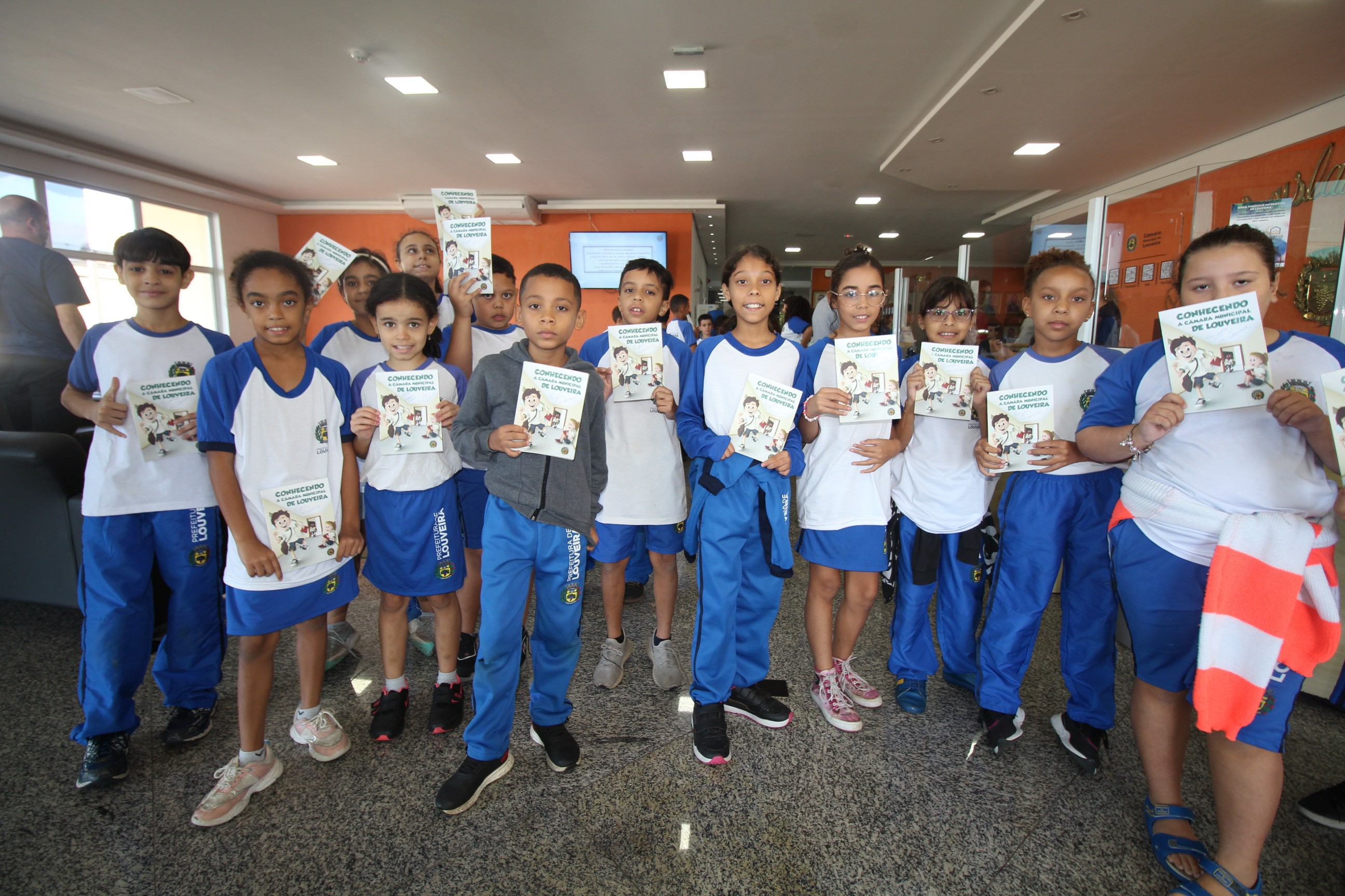 Cerca de 50 crianças visitam a Câmara de Louveira